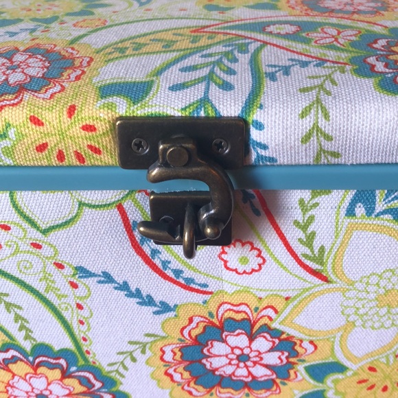 Padded Floral Sewing Box with Tray LIKE NEW - Picture 2 of 7